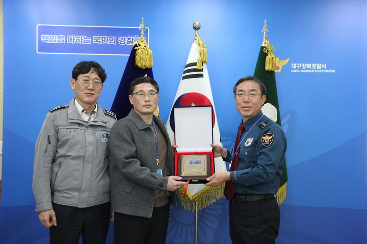 [대구=뉴시스] 대구 강북경찰서 교통범죄수사팀이 대구경찰청에서 주관하는 '2024년 하반기 베스트 교통범죄수사팀'에 선정됐다. (사진=대구 강북경찰서 제공) 2025.03.11. photo@newsis.com *재판매 및 DB 금지