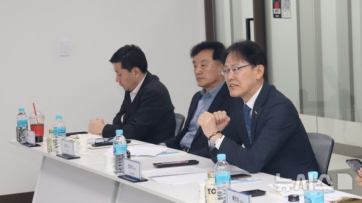 [서울=뉴시스] 김완기 특허청장 초청 이노비즈기업인 지식재산 간담회에서 기념사진을 촬영하고 있다. 왼쪽부터 김완기 특허청장, 정광천 이노비즈협회장. (사진= 이노비즈협회 제공)