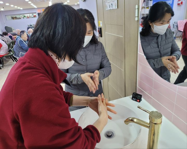 [대구=뉴시스] 대구 수성구보건소는 '찾아가는 감염예방 관리 교육'의 일환으로 올바른 손씻기 교육을 실시한다. (사진 = 대구시 수성구 제공) 2025.03.11. photo@newsis.com *재판매 및 DB 금지