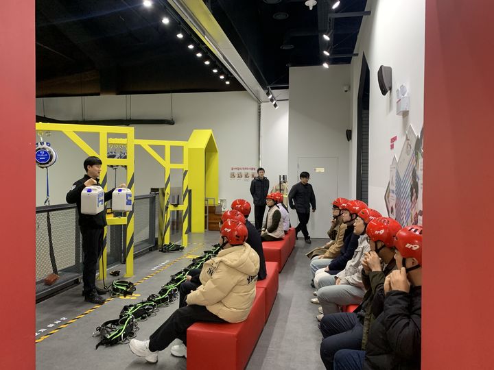 [청주=뉴시스] 11일 충북 청주시 상당구 월오동 충북안전체험관에서 청주시 재난안전실 직원들이 재난현장 안전체험 교육을 받고 있다. (사진=청주시 제공) 2025.03.11. photo@newsis.com *재판매 및 DB 금지