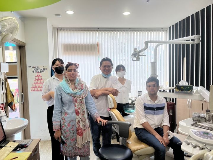 [아산=뉴시스] 나눔치과 무료진료소 강현욱 원장과 봉사자들. (사진=아산시 제공) photo@newsis.com 2025.3.11 *재판매 및 DB 금지