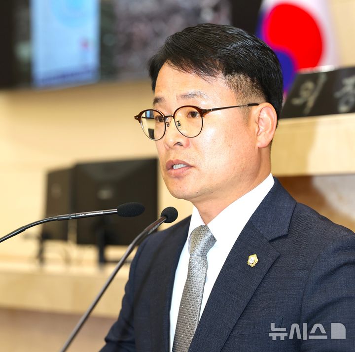 [포항=뉴시스] 송종욱 기자 = 함정호 포항시의원은 11일 '제322회 포항시의회 임시회' 5분 자유 발언으로 "네이처이엔티의 매립장 안정화 공사로 오천읍 등 인근 지역 주민이 섬유 슬러지 악취로 큰 피해를 보고 있다"며 "이에 따른 행정 조치와 포항환경출장소의 재설치를 조속히 추진 할 것"을 촉구했다. 사진은 포항시의회 5분 발언을 하고 있는 함정호 시의원. (사진=포항시의회 제공) 2025.03.11. photo@newsis.com 