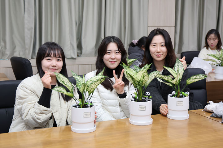 [동해=뉴시스] 동해시가 직원들의 정서적 안정을 위해 반려식물 기르기 실천 운동을 추진하고 있는 가운데 직원이 자신의 반려식물과 기면사진을 찍고 있다.(사진=동해시 제공) photo@newsis.com *재판매 및 DB 금지