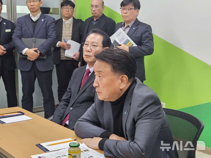 [괴산=뉴시스] 안성수 기자 = 11일 충북 괴산군청 브리핑실에서 김영환 충북지사가 괴산 관광 발전을 위한 의견을 제시하고 있다. 2025.3.11. hugahn@newsis.com