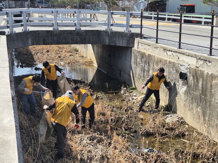 [창원=뉴시스]낙동강환경청, 농촌지역 미세먼지 저감 ‘에코플로킹’.(사진=낙동강환경청 제공) 2025.03.11.photo@newsis.com *재판매 및 DB 금지