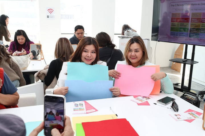 '퍼스널 컬러 진단'을 체험하는 태국 주요 여행사 대표들 (사진=한국관광공사) *재판매 및 DB 금지