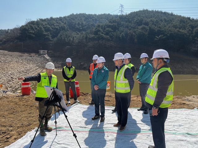 [창원=뉴시스]농어촌공사 경남지역본부, 농업용 저수지 해빙기 취약시설 안전점검.(사진=농어촌공사 경남지역본부 제공) 2025.03.11.photo@newsis.com *재판매 및 DB 금지