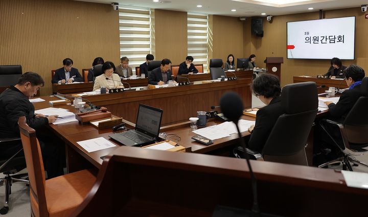 [서천=뉴시스] 조명휘 기자 = 서천군의회가 11일 의원간담회를 열고 제329회 임시회 회기일정 등 안건 심의하고 있다. (사진= 서천군의회 제공) 2025.03.11. photo@newsis.com *재판매 및 DB 금지