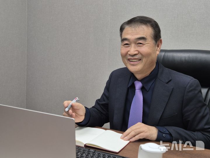 [부산=뉴시스] 권태완 기자 = 11일 부산 중구 팬스타크루즈 플라자 빌딩에서 진행된 뉴시스와의 인터뷰에서 권재근 팬스타테크솔루션 대표이사가 팬스타 미라클호 취항에 대해 설명하고 있다. 2025.03.11. kwon97@newsis.com