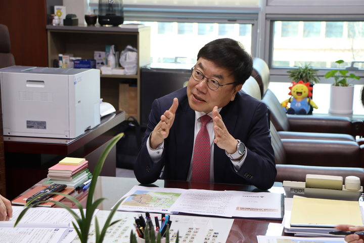 [울산=뉴시스] 국회 국토교통위원회 소속 국민의힘 서범수 의원은 11일 국토부 기조실장과 담당 실·국장들로부터 울산지역 각종 현안들을 보고 받고 그동안의 진행 경과와 향후 추진계획을 논의했다고 밝혔다. (사진= 서범수 의원 제공) 2025.03.11.photo@newsis.com *재판매 및 DB 금지