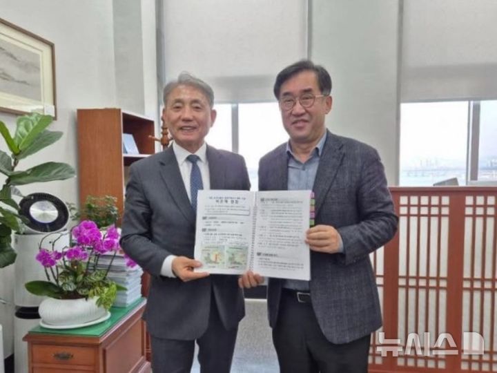 [인천=뉴시스] 윤환 인천 계양구청장(왼쪽)과 맹성규 국토교통위원장. (사진=계양구 제공) 2025.03.11. photo@newsis.com *재판매 및 DB 금지