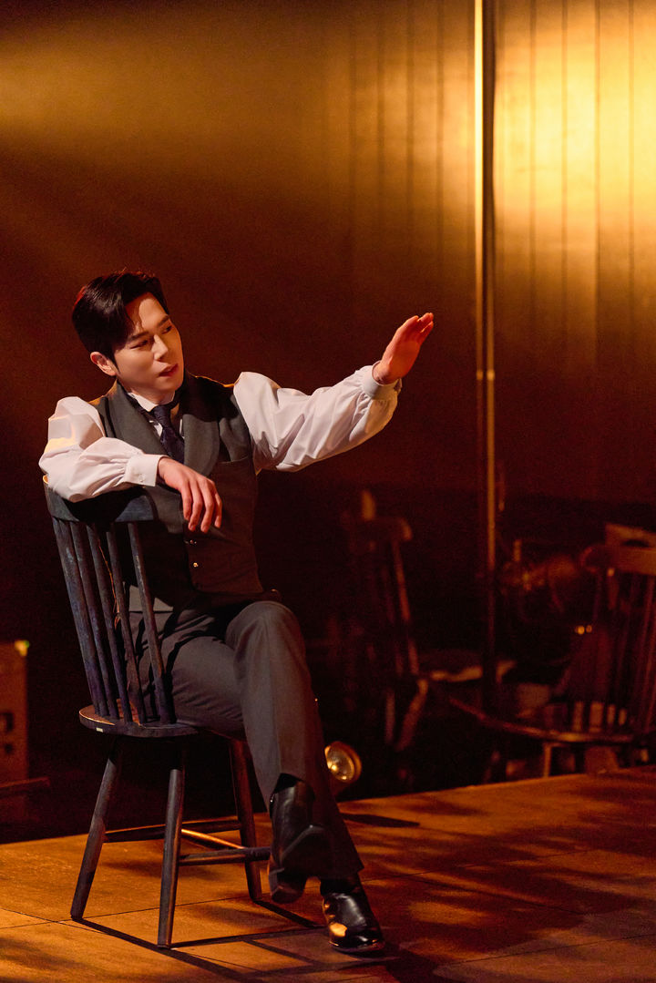 [서울=뉴시스] 배우 고훈정이 연극 '지킬 앤 하이드'에서 공연하는 모습.(사진=글림컴퍼니 제공) 2025.03.11. photo@newsis.com *재판매 및 DB 금지