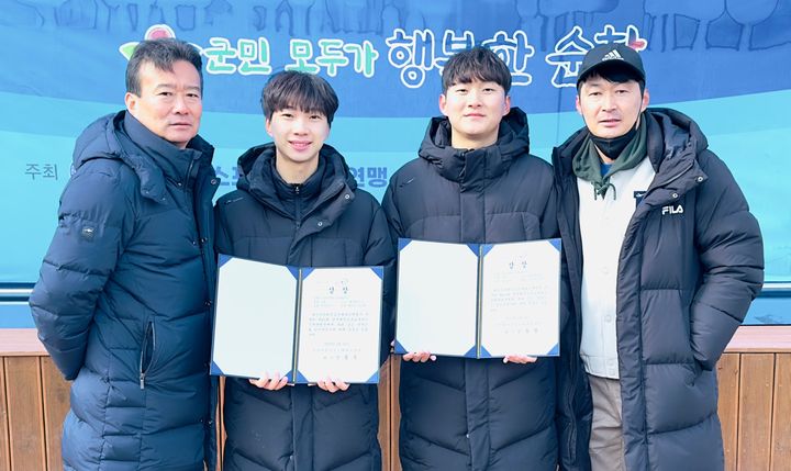 [대전=뉴시스] 왼쪽부터 대전대 남자소프트테니스팀 조홍석 감독과 황찬우, 홍상현, 김기성 코치. (사진=대전대 제공) *재판매 및 DB 금지