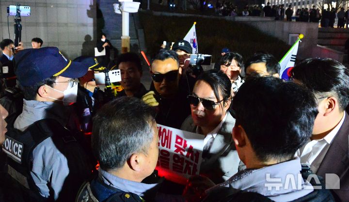 [청주=뉴시스] 서주영 기자 = 11일 충북대학교에서 열린 대통령 탄핵 찬성 집회에서 보수 성향 유튜버와 시민들이 집회를 방해하려하자 경찰이 이를 가로막고 있다. 2025.03.11. juyeong@newsis.com 