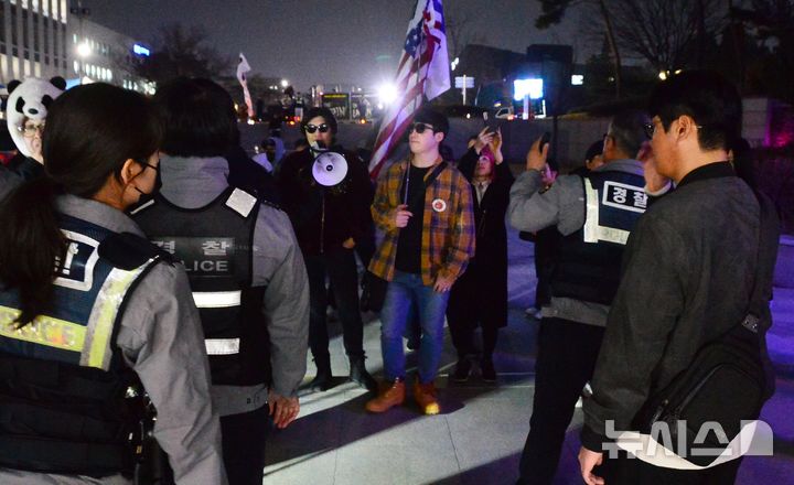 [청주=뉴시스] 서주영 기자 = 11일 충북대학교에서 열린 대통령 탄핵 찬성 집회에서 보수 성향 유튜버와 시민들이 집회를 방해하려하자 경찰이 이를 가로막고 있다. 2025.03.11. juyeong@newsis.com 