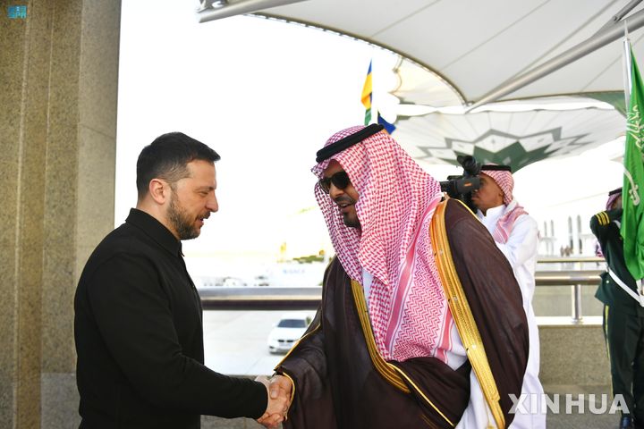 [ 제다( 사우디 아라비아)=신화/뉴시스] 볼로디미르 젤렌스키 우크라이나 대통령이 10일 밤 늦게 사우디 아라비아 제다의 킹 압둘라지즈 국제공항에 도착해 왕실 인사들의 영접을 받고 있다. 2025. 03. 11.&nbsp; 