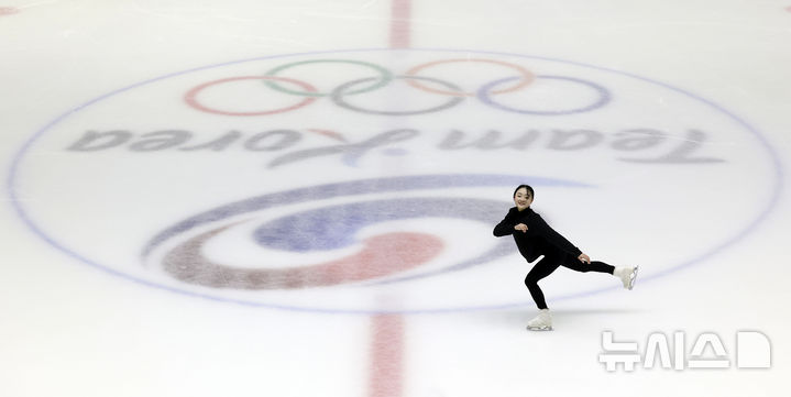 [서울=뉴시스] 최동준 기자 = 피겨 김채연이 11일 서울 노원구 태릉선수촌 빙상장에서 세계선수권 대회를 앞두고 훈련하고 있다. 2025.03.11. photocdj@newsis.com