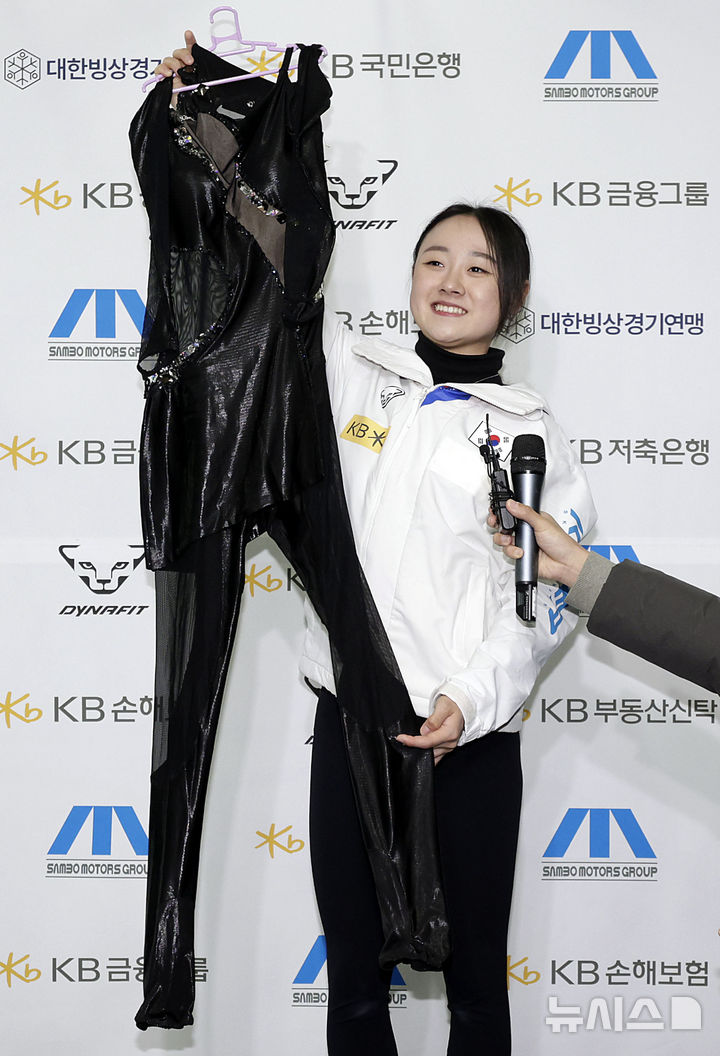 [서울=뉴시스] 최동준 기자 = 피겨 김채연이 11일 서울 노원구 태릉선수촌 빙상장에서 훈련을 마친 뒤 어머니가 만들어준 경기복을 소개하고 있다. 2025.03.11. photocdj@newsis.com