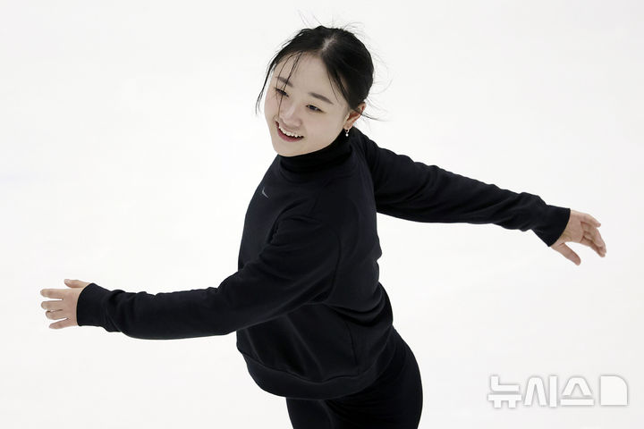 [서울=뉴시스] 최동준 기자 = 피겨 김채연이 11일 서울 노원구 태릉선수촌 빙상장에서 세계선수권 대회를 앞두고 훈련하고 있다. 2025.03.11. photocdj@newsis.com