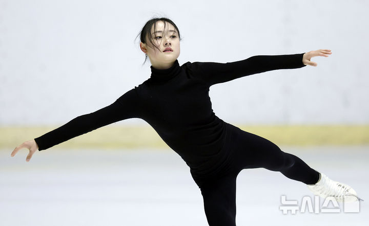 [서울=뉴시스] 최동준 기자 = 피겨 김채연이 11일 서울 노원구 태릉선수촌 빙상장에서 세계선수권 대회를 앞두고 훈련하고 있다. 2025.03.11. photocdj@newsis.com