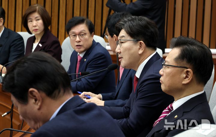 [서울=뉴시스] 조성봉 기자= 권성동 국민의힘 원내대표가 11일 오전 서울 여의도 국회에서 열린 원내대책회의에서 발언을 하고 있다. 2025.03.11. suncho21@newsis.com