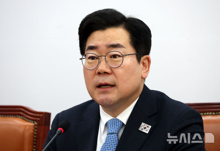 [서울=뉴시스] 고승민 기자 = 박찬대 더불어민주당 원내대표가 11일 서울 여의도 국회에서 열린 원내대책회의에서 발언하고 있다. 2025.03.11. kkssmm99@newsis.com