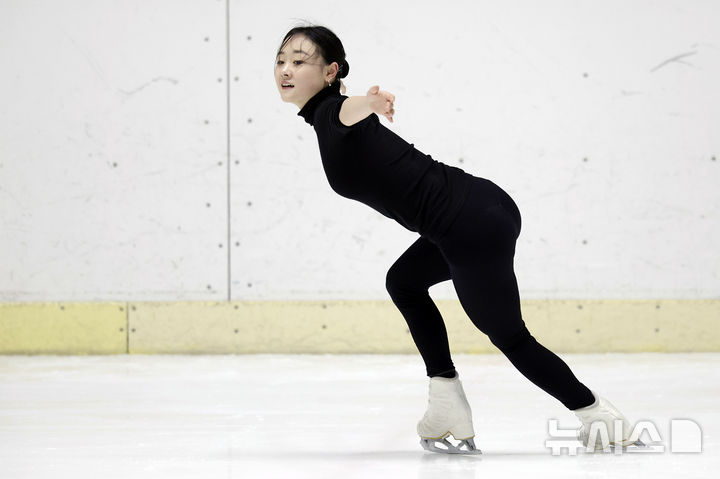 [서울=뉴시스] 최동준 기자 = 피겨 김채연이 11일 서울 노원구 태릉선수촌 빙상장에서 세계선수권 대회를 앞두고 훈련하고 있다. 2025.03.11. photocdj@newsis.com