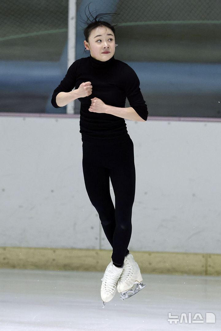 [서울=뉴시스] 최동준 기자 = 피겨 김채연이 11일 서울 노원구 태릉선수촌 빙상장에서 세계선수권 대회를 앞두고 훈련하고 있다. 2025.03.11. photocdj@newsis.com