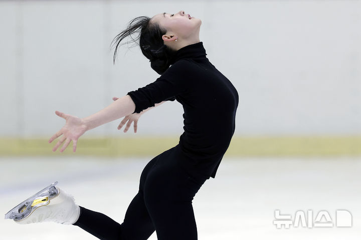 [서울=뉴시스] 최동준 기자 = 피겨 김채연이 11일 서울 노원구 태릉선수촌 빙상장에서 세계선수권 대회를 앞두고 훈련하고 있다. 2025.03.11. photocdj@newsis.com