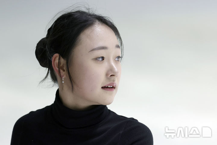 [서울=뉴시스] 최동준 기자 = 피겨 김채연이 11일 서울 노원구 태릉선수촌 빙상장에서 세계선수권 대회를 앞두고 훈련하고 있다. 2025.03.11. photocdj@newsis.com