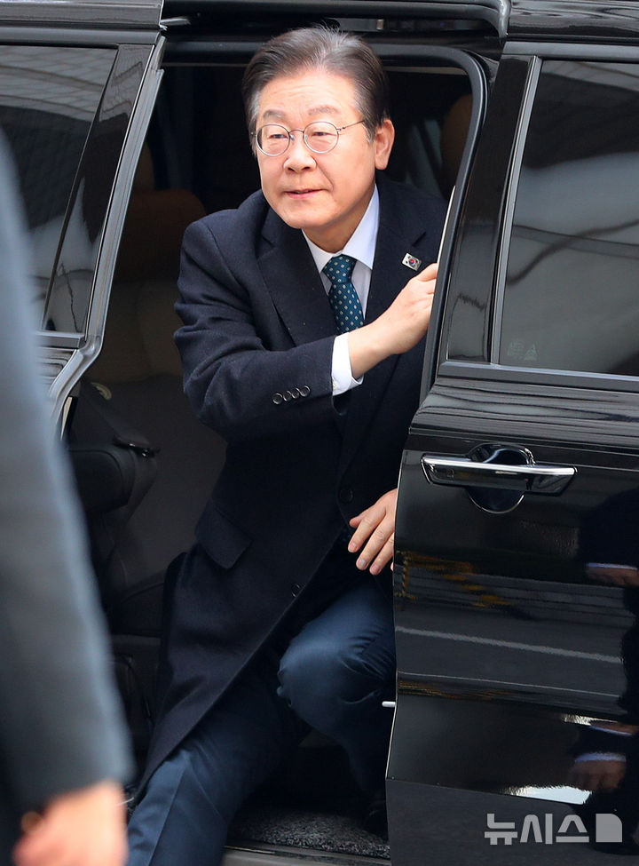 [서울=뉴시스] 김혜진 기자 = 이재명 더불어민주당 대표가 11일 오전 서울 서초구 서울중앙지방법원에서 열린 '대장동 배임 및 성남FC 뇌물 의혹' 관련 특정범죄가중처벌등에관한법률위반 공판에 출석하고 있다. 2025.03.11. jini@newsis.com