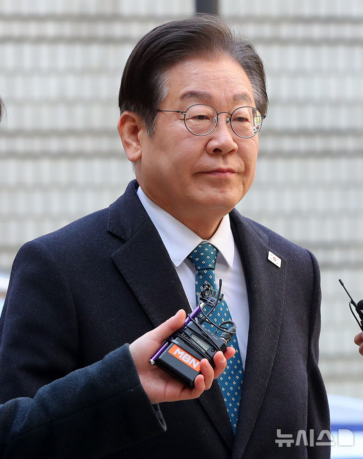 [서울=뉴시스] 김혜진 기자 = 이재명 더불어민주당 대표가 11일 오전 서울 서초구 서울중앙지방법원에서 열린 '대장동 배임 및 성남FC 뇌물 의혹' 관련 특정범죄가중처벌등에관한법률위반 공판에 출석하고 있다. 2025.03.11. jini@newsis.com