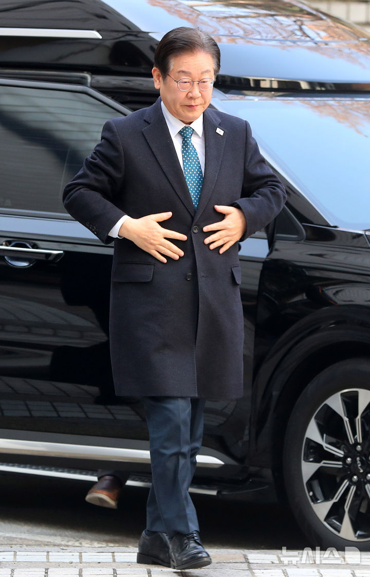 [서울=뉴시스] 김혜진 기자 = 이재명 더불어민주당 대표가 11일 오전 서울 서초구 서울중앙지방법원에서 열린 '대장동 배임 및 성남FC 뇌물 의혹' 관련 특정범죄가중처벌등에관한법률위반 공판에 출석하고 있다. 2025.03.11. jini@newsis.com