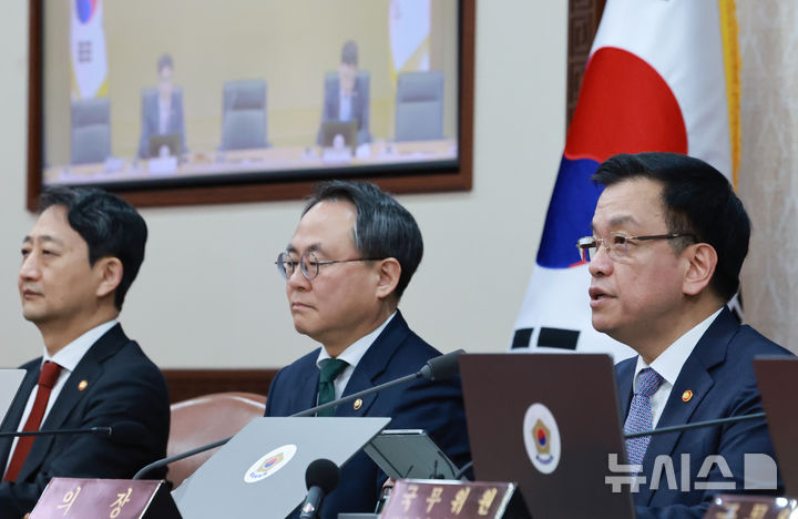 [서울=뉴시스] 최진석 기자 = 최상목 대통령 권한대행 부총리 겸 기획재정부 장관이 11일 정부서울청사에서 열린 국무회의에서 발언하고 있다. (대통령실통신사진기자단) 2025.03.11. myjs@newsis.com