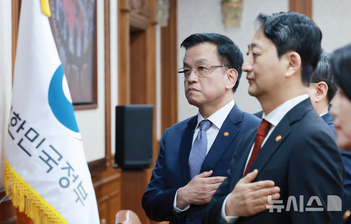 [서울=뉴시스] 최진석 기자 = 최상목 대통령 권한대행 부총리 겸 기획재정부 장관이 11일 정부서울청사에서 열린 국무회의에서 국기에 대한 경례를 하고 있다. (대통령실통신사진기자단) 2025.03.11. myjs@newsis.com