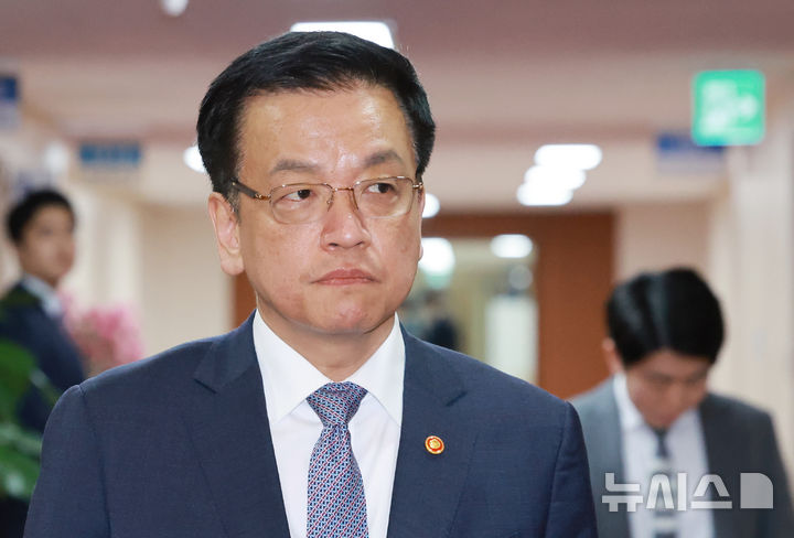 [서울=뉴시스] 최진석 기자 = 최상목 대통령 권한대행 부총리 겸 기획재정부 장관이 11일 정부서울청사에서 열린 국무회의에 입장하고 있다. (대통령실통신사진기자단) 2025.03.11. myjs@newsis.com