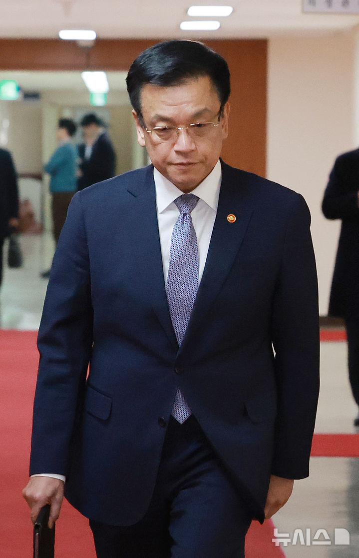 [서울=뉴시스] 최진석 기자 = 최상목 대통령 권한대행 부총리 겸 기획재정부 장관이 11일 정부서울청사에서 열린 국무회의에 입장하고 있다. (대통령실통신사진기자단) 2025.03.11. myjs@newsis.com