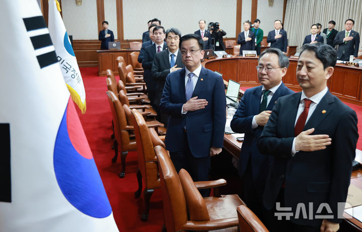 [서울=뉴시스] 최진석 기자 = 최상목 대통령 권한대행 부총리 겸 기획재정부 장관이 11일 정부서울청사에서 열린 국무회의에서 국기에 대한 경례를 하고 있다. (대통령실통신사진기자단) 2025.03.11. myjs@newsis.com