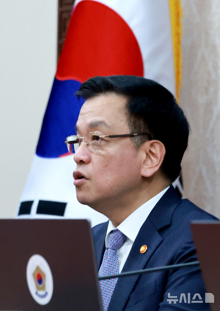 [서울=뉴시스] 최진석 기자 = 최상목 대통령 권한대행 부총리 겸 기획재정부 장관이 11일 정부서울청사에서 열린 국무회의에서 발언하고 있다. (대통령실통신사진기자단) 2025.03.11. myjs@newsis.com