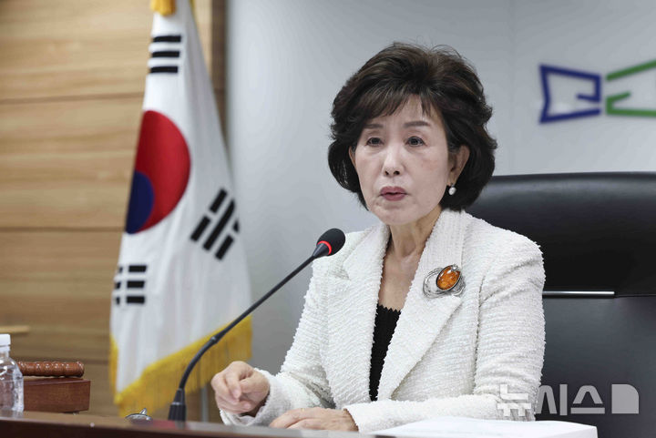 [서울=뉴시스] 김근수 기자 = 박선영 진실화해위원장이 11일 서울 중구 진실·화해를위한과거사정리위원회에서 제100차 위원회를 주재하고 있다. 2024.03.11. ks@newsis.com