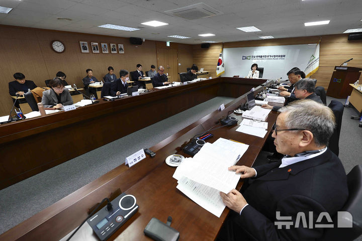 [서울=뉴시스] 김근수 기자 = 박선영 진실화해위원장이 11일 서울 중구 진실·화해를위한과거사정리위원회에서 제100차 위원회를 주재하고 있다. 2024.03.11. ks@newsis.com