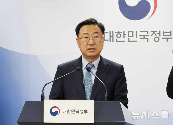 [서울=뉴시스] 김명원 기자 = 고형우 저출산고령사회위위원회 고령사회정책국장이 11일 오전 서울 종로구 정부서울청사에서 제10차 인구비상대책회의 관련 사전 브리핑을 하고 있다. 2025.03.11. kmx1105@newsis.com