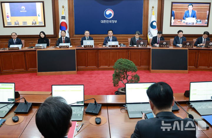 [서울=뉴시스] 최진석 기자 = 최상목 대통령 권한대행 부총리 겸 기획재정부 장관이 11일 정부서울청사에서 열린 국무회의를 주재하고 있다. (대통령실통신사진기자단) 2025.03.11. myjs@newsis.com