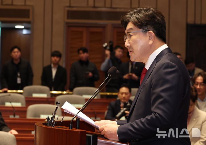 [서울=뉴시스] 조성봉 기자= 권성동 국민의힘 원내대표가 11일 오전 서울 여의도 국회에서 열린 의원총회에서 발언을 하고 있다. 2025.03.11. suncho21@newsis.com