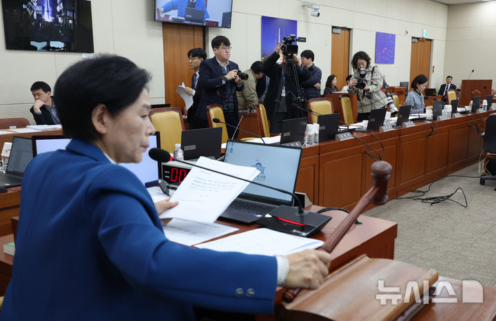 [서울=뉴시스] 고승민 기자 = 최민희 국회 과방위원장이 11일 서울 여의도 국회에서 열린 제423회 국회(임시회) 과학기술정보방송통신위원회 제2차 전체회의에서 류희림 방송통신심의위원장의 민원사주와 은폐 의혹에 대한 감사원 감사 요구안 및 사퇴 촉구 결의안의 의사일정 추가에 대해 표결 후 의결하고 있다. 2025.03.11. kkssmm99@newsis.com