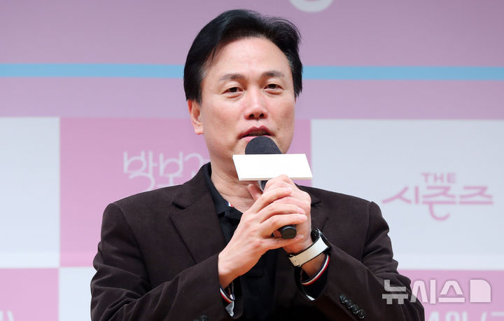 [서울=뉴시스] 김혜진 기자 = 한경천 KBS 예능센터장이 11일 오후 서울 영등포구 여의도 KBS아트홀에서 진행된 KBS2 음악 프로그램 '더 시즌즈 - 박보검의 칸타빌레' 제작발표회에서 인사말을 하고 있다. 2025.03.11. jini@newsis.com