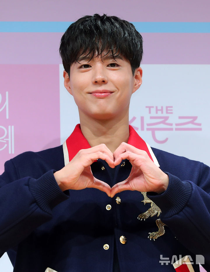 [서울=뉴시스] 김혜진 기자 = 배우 박보검이 11일 오후 서울 영등포구 여의도 KBS아트홀에서 진행된 KBS2 음악 프로그램 '더 시즌즈 - 박보검의 칸타빌레' 제작발표회에서 포즈를 취하고 있다. '더 시즌즈'는 KBS 음악프로그램 최초로 시즌제 방식을 도입해 재작년 2월부터 '박재범의 드라이브'를 시작으로 '최정훈의 밤의공원', '악뮤의 오날오밤', '이효리의 레드카펫', '지코의 아티스트', '이영지의 레인보우' 까지 각기 다른 장르 및 색깔을 가진 MC가 뮤지션과 시청자의 가교역할을 이어왔다. 매 시즌 예측 불가능하면서도 신선한 MC 선정으로 이목을 집중시킨 '더 시즌즈', 7번째 시즌의 주인공은 배우 박보검이다. 2025.03.11. jini@newsis.com