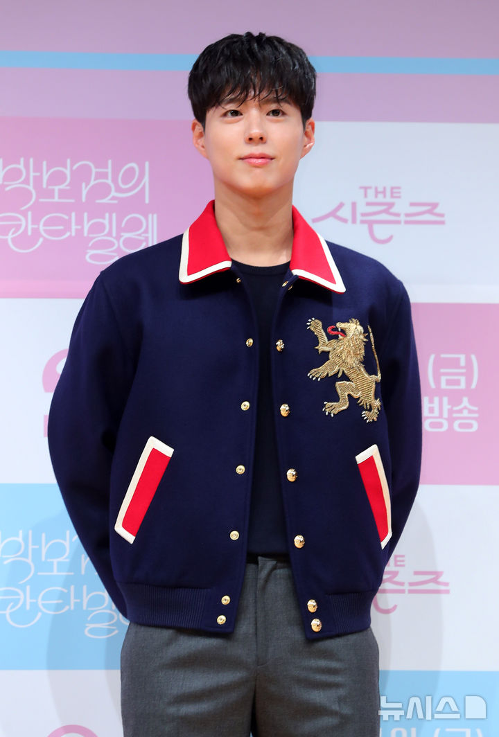 [서울=뉴시스] 김혜진 기자 = 배우 박보검이 11일 오후 서울 영등포구 여의도 KBS아트홀에서 진행된 KBS2 음악 프로그램 '더 시즌즈 - 박보검의 칸타빌레' 제작발표회에서 포즈를 취하고 있다. '더 시즌즈'는 KBS 음악프로그램 최초로 시즌제 방식을 도입해 재작년 2월부터 '박재범의 드라이브'를 시작으로 '최정훈의 밤의공원', '악뮤의 오날오밤', '이효리의 레드카펫', '지코의 아티스트', '이영지의 레인보우' 까지 각기 다른 장르 및 색깔을 가진 MC가 뮤지션과 시청자의 가교역할을 이어왔다. 매 시즌 예측 불가능하면서도 신선한 MC 선정으로 이목을 집중시킨 '더 시즌즈', 7번째 시즌의 주인공은 배우 박보검이다. 2025.03.11. jini@newsis.com