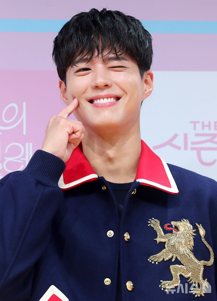 [서울=뉴시스] 김혜진 기자 = 배우 박보검이 11일 오후 서울 영등포구 여의도 KBS아트홀에서 진행된 KBS2 음악 프로그램 '더 시즌즈 - 박보검의 칸타빌레' 제작발표회에서 포즈를 취하고 있다. 2025.03.11. jini@newsis.com