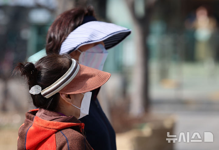 [서울=뉴시스] 이영환 기자 = 서울과 수도권에 미세먼지 비상저감조치가 발령된 11일 서울 종로구 광화문광장에서 마스크를 쓴 시민들이 걸어가고 있다. 2025.03.11. 20hwan@newsis.com